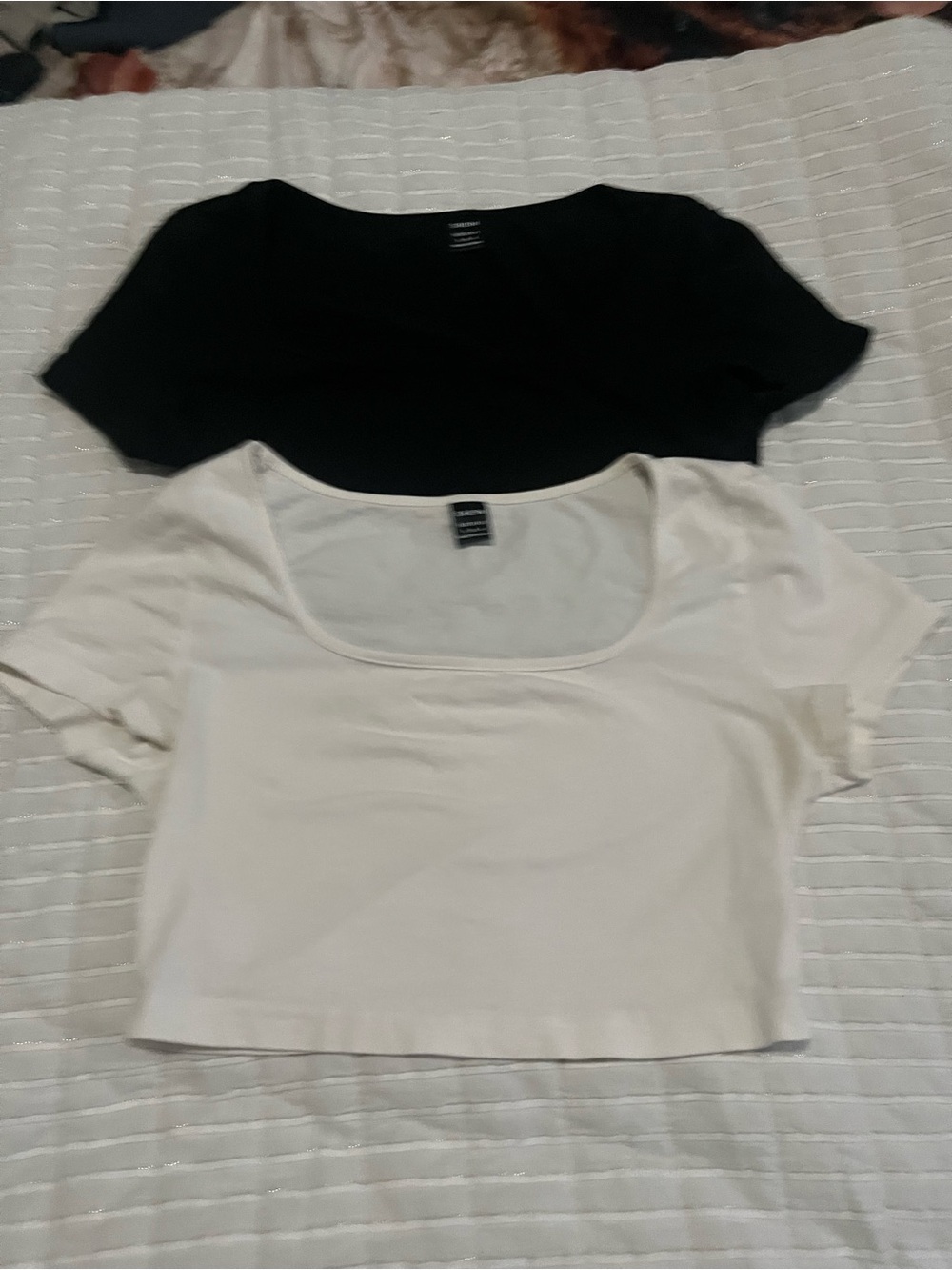 SHEIN women’s bundle of 2 crop tops size Small (white & black) - Picture 3 of 4